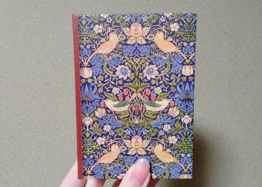 筆者撮影（セリア、ブック型ボックス S ウィリアム・モリス）