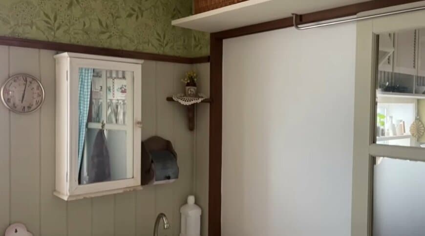 【築40年中古戸建DIY】「影が消えてスッキリ！」大きな鏡×照明で洗面台が明るくおしゃれに大変身！