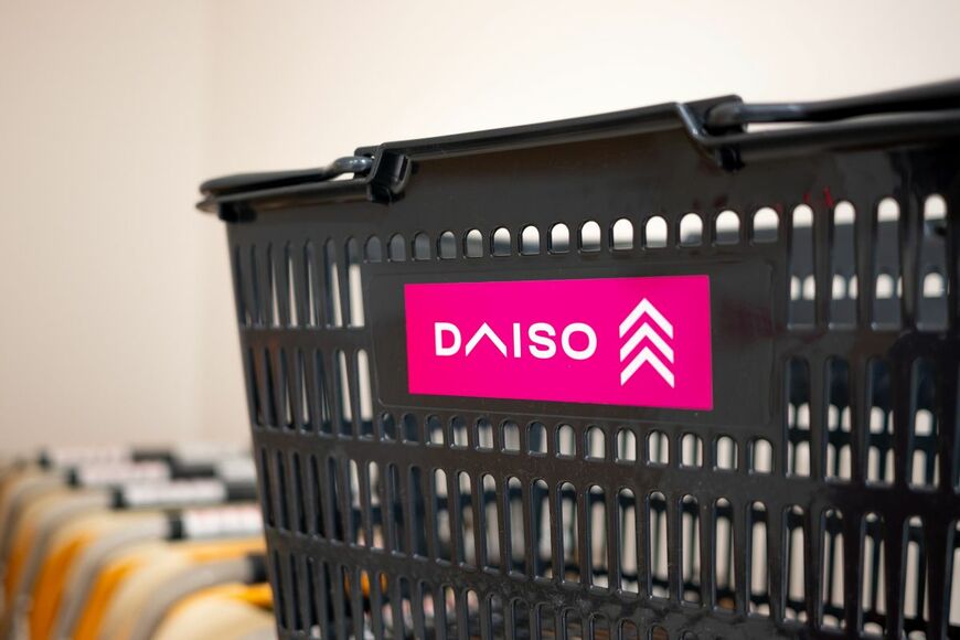 ダイソーの「ビニールテープ」で編んだカバン　ハイセンスな仕上がりに「その手があったか」