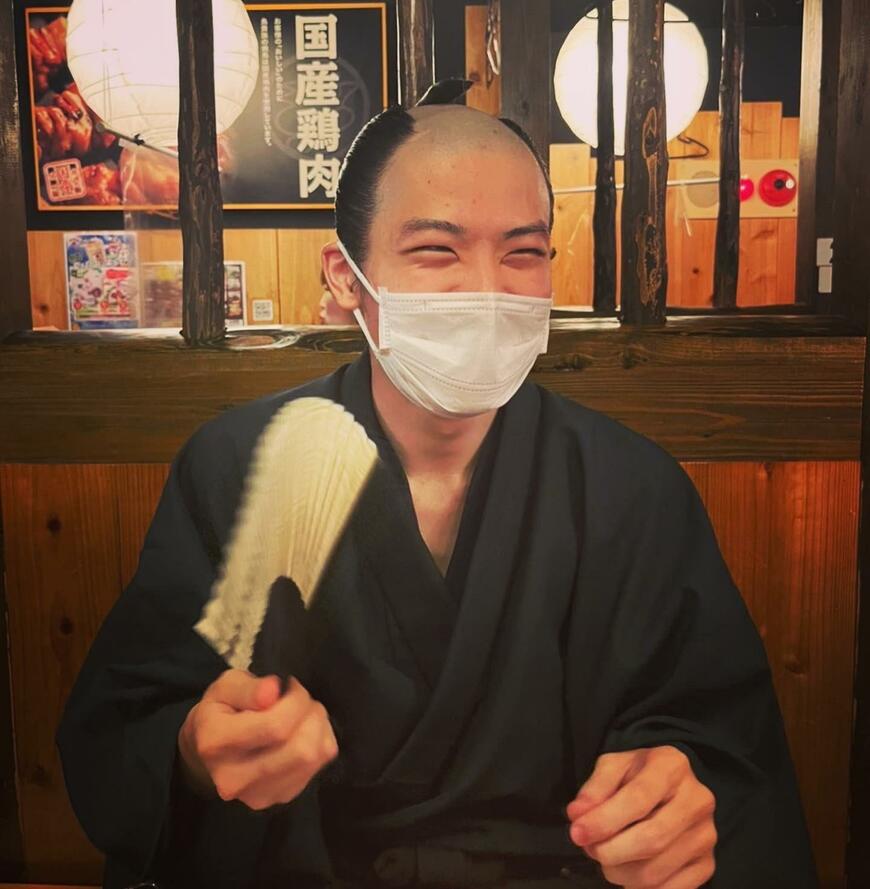 ちょんまげに和装で生活している