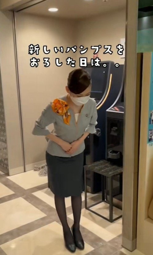 丁寧にお辞儀をするホテルスタッフ