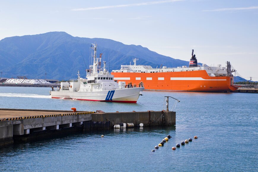 敦賀湾に浮かぶ船