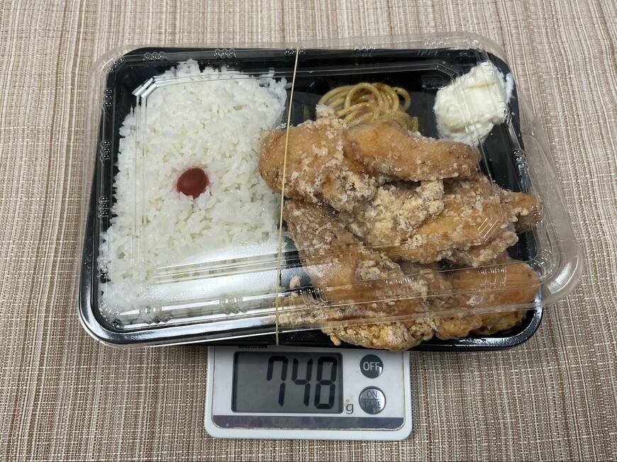 ボリュームのほとんどを「唐揚げ」が占めるお値打ち弁当