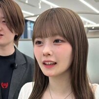 色落ち後の髪を再カラー。女性がベージュカラー&エクステで大人可愛くスタイルチェンジ