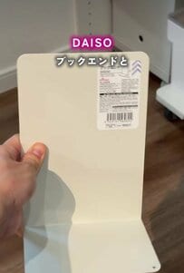 【100均DIY】奥からも取り出しやすい！ダイソーのブックエンドとペットボトルラックを組み合わせて、キャスター付き「タンブラー収納」を簡単DIY