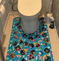 自宅トイレの〈床〉を整理収納アドバイザーママが敷くだけ簡単DIY！変身した〈清潔感ある明るい空間〉に「ステキなアイデア」の声