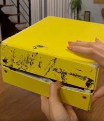【DIY術】すぐ汚れる息子の〈黄色の道具箱〉をマスキングテープでリメイク。外側は星空、蓋を開けると青空が現れる！汚れをカバーしつつ変化を楽しむ手軽な工夫