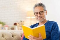 【65歳以上】無職夫婦世帯「生活するのに、1カ月いくらかかってる？」《貯蓄・年金月額・家計収支》平均額をわかりやすく解説