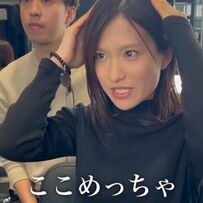 【大胆イメチェン】ミディアムヘアの女性がかわいさを引き出す〈丸みショートヘア〉に！鏡を見て「めっちゃうしろ綺麗！」「うわぁ～、すご！」と大満足の笑顔