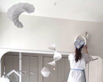 「かわいい窓ができたみたい」【簡単DIY】壁に『ガラスブロック風ポスター』を飾るだけ！部屋に開放感をプラスするアイデアが話題