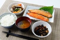 【老齢年金以外でもらえる】手当・給付金5選！「申請しないともらえない」60歳＆65歳以上のシニアが対象の《公的なお金》とは？