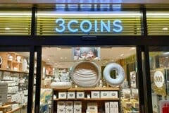 「外からの視線と紫外線をオシャレに遮れて最高」3coins〈車用サンシェード〉が660円「ボタンひとつで自動収納お気に入り4900件突破」