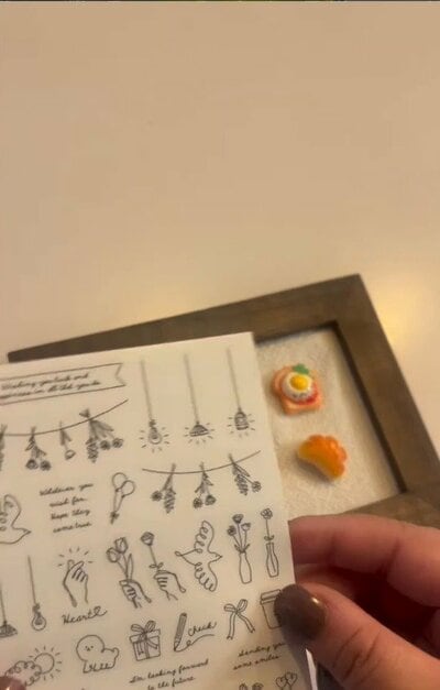 ダイカットシールで装飾する様子