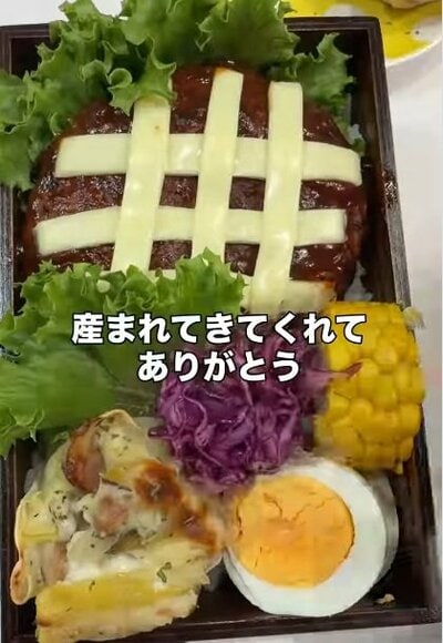 とうもろこしと紫色の野菜が加わり、色鮮やかになっていくお弁当