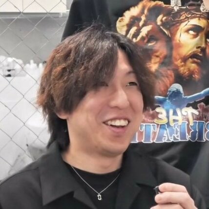 ふわっと軽やかなセンター分けスタイルに。縦落ちパーマを取り入れた男性のオシャレな仕上がりに満足