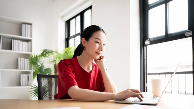 【2026年9月公表】実質賃金は7カ月続けてプラス。部長級の給与は月「63万5800円」、伸び率がいちばん小さかったのはどの役職か