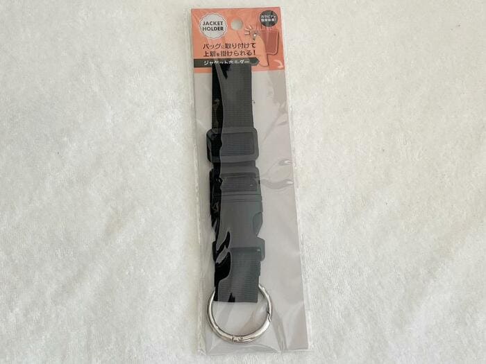 セリアのカラビナ付き「ジャケットホルダー」