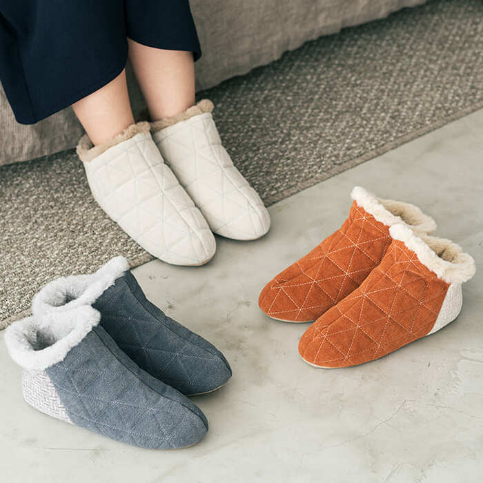 内側は温かいボアになっており、足首までしっかりと包み込みます