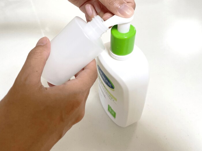 さっそくボディクリームを容器に入れていきます