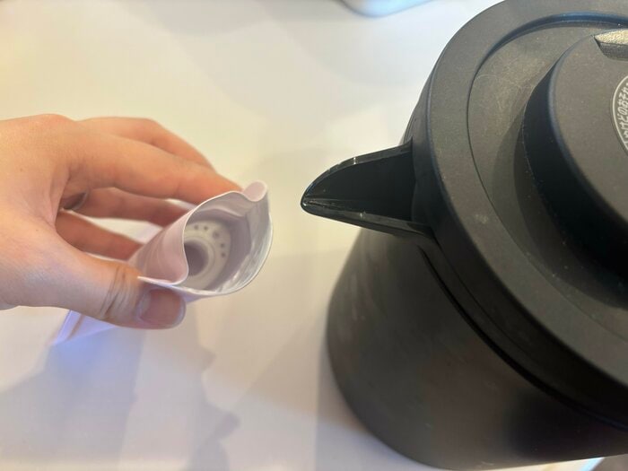 電気ケトルで沸かしたお湯を、4分の3ほどまで入れていきます