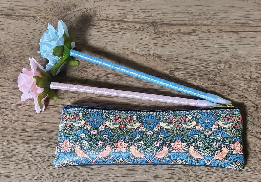 筆者撮影（セリア、油性ボールペン ローズ）