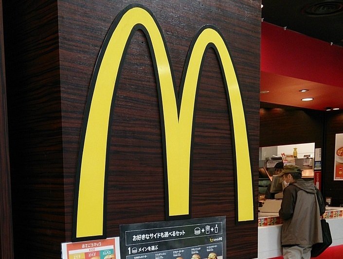 マクドナルドの株価が急落：優待食事券と配当取りを狙う投資家の対応は？