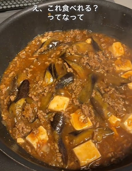 辛すぎる麻婆茄子を卵でまるごと包む「麻婆茄子弁当」。辛さをマイルドにし、赤いタレがお弁当箱につかない実践的なお弁当アイディアに「最高すぎます」の声