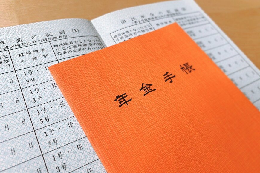 【年金早見表】厚生年金と国民年金「60歳～90歳以上」はいくら貰っている？年代別の違いを見る