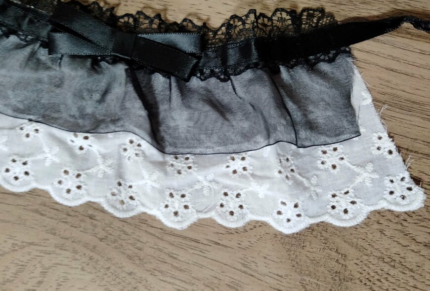 筆者撮影（セリア、ペットコスチューム レースリボンチョーカー）