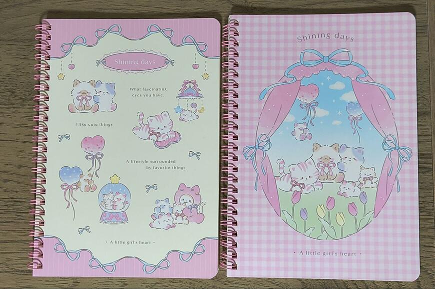 筆者撮影（キャンドゥ、SJI-33625 A5 Wリングノート 50枚 A罫 ふわふわ猫柄）