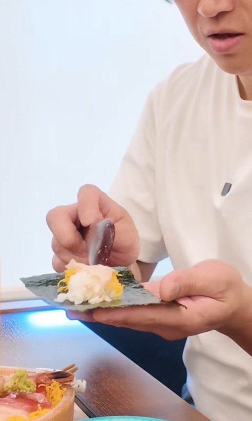 まずは海鮮丼を海苔で巻きながらいただきます
