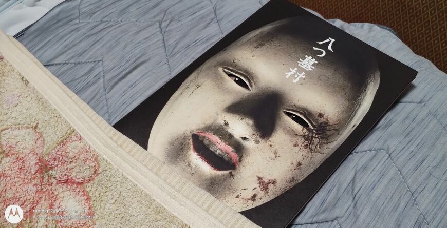 枕の上に置かれたパンフレット