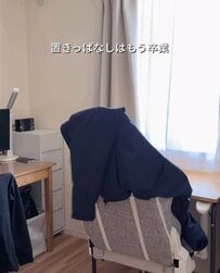 【100均収納術】セリアのU字ブラケットで上着やヘルメットの定位置を作る浮かせる収納。限られた空間を有効に使い、脱ぎっぱなしなどの散らかりを防ぐ日々の工夫