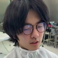 「自分はいつも脇役」と思ってきたメガネの男性が、カットでミディアムから動きのある短髪にスタイルチェンジ