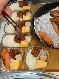 【やる気15%弁当】美味しそうに焼けた鮭が主役！冷凍食品も上手に使ったボリューム満点なお弁当が話題