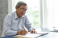 【茶色の封筒で届く】8月から「年金振込口座の公金受取口座登録」意向確認書の送付がはじまる「手続きする・手続きしない」流れと登録したら「受け取れるお金」は