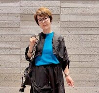 【60代マダム】が作る“夏のブラックコーデ” こなれ感たっぷりの「青差し色」が素敵！