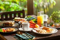 思わず2度見してしまう「ホテルの朝食券」が話題…　まさかの注意事項に「正解が知りたい」