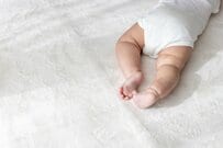 キッチンで寝落ちした赤ちゃんの様子が「超人気漫画のワンシーン」のようだと話題　二度見してしまう光景に「かわよ」