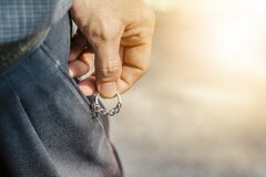 W不倫の代償。すべてを失った50代男性が語る「妻の執念」と「今」