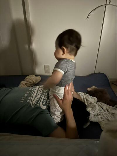 赤ちゃんの寝かしつけか、パパの寝かしつけか…？