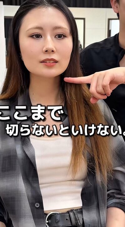 触った感じがホウキっぽくなるほど傷む髪に悩む女性