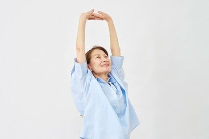 9月にはがきが届く【年金生活者支援給付金】所得が基準を超えた人の中で「補足的老齢年金生活者支援給付金」の対象となる人とは？受け取る人は約106万人、月平均は2177円に