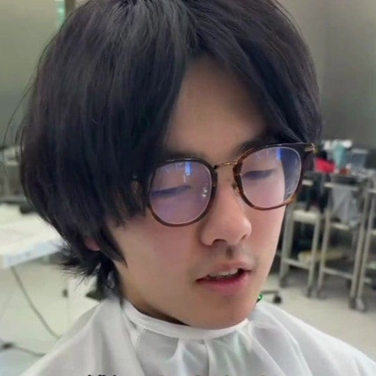 「自分はいつも脇役」と思ってきたメガネの男性が、カットでミディアムから動きのある短髪にスタイルチェンジ
