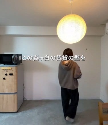 「めっちゃ素敵」築30年賃貸の〈真っ白な壁〉→壁紙を貼るだけDIYで〈モダンなコンクリート調〉にリメイク！