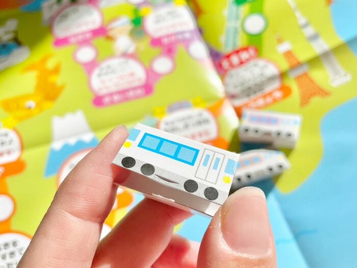 電車型のコマは差し込み部分が細かく、大人でも少し手間取るかも