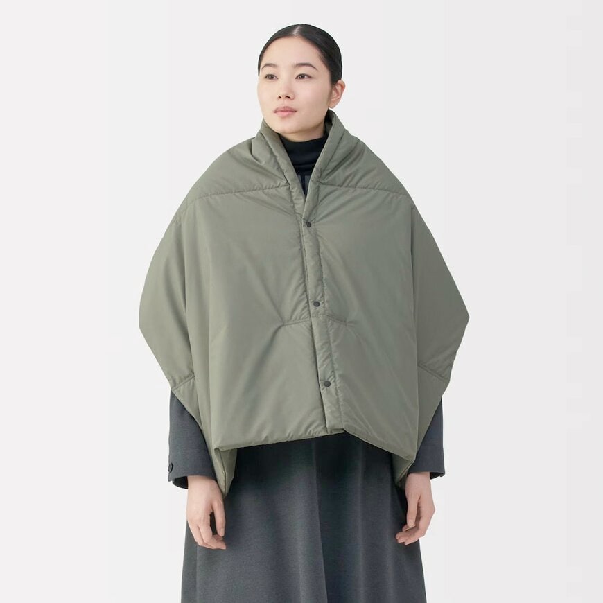 出所：無印良品公式　吸湿発熱中わた表面撥水パッカブル　ケープ