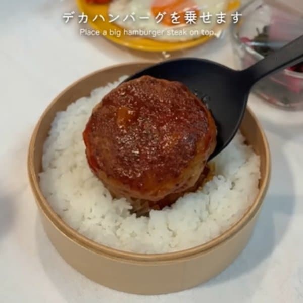 妻が夫に作る「開けた瞬間にワクワクする弁当」　2段のハンバーグに美しい黄身がたまらない…