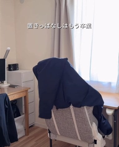 【100均収納術】セリアのU字ブラケットで上着やヘルメットの定位置を作る浮かせる収納。限られた空間を有効に使い、脱ぎっぱなしなどの散らかりを防ぐ日々の工夫