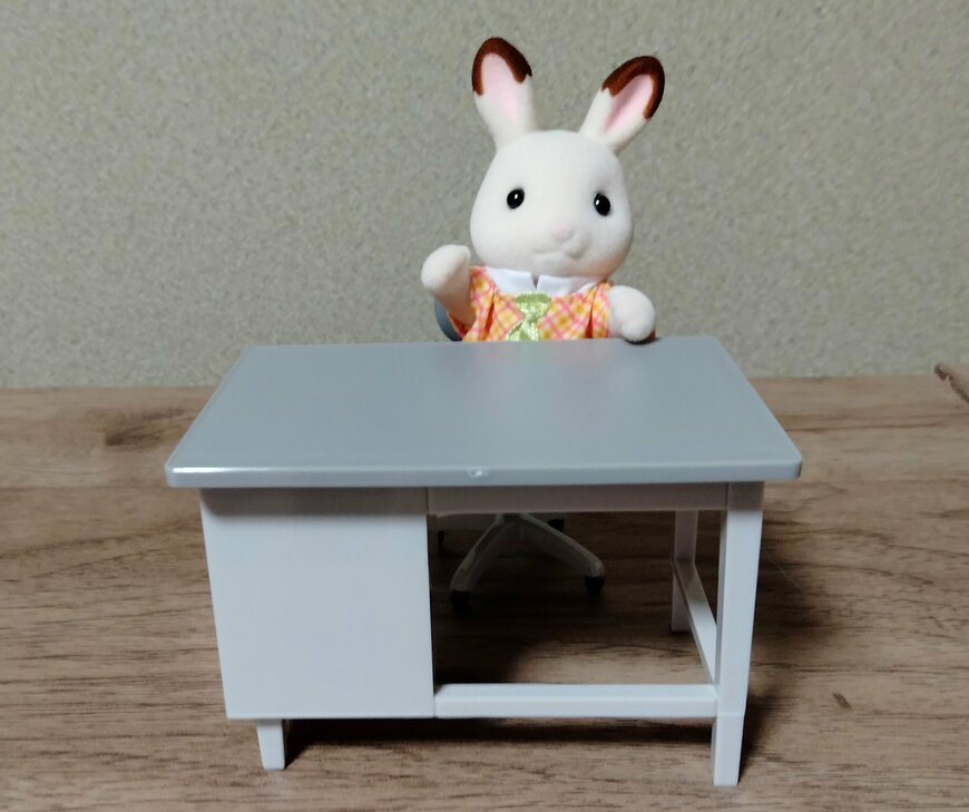 筆者撮影（セリア、ミニチュア 事務机・ミニチュア 事務イス）